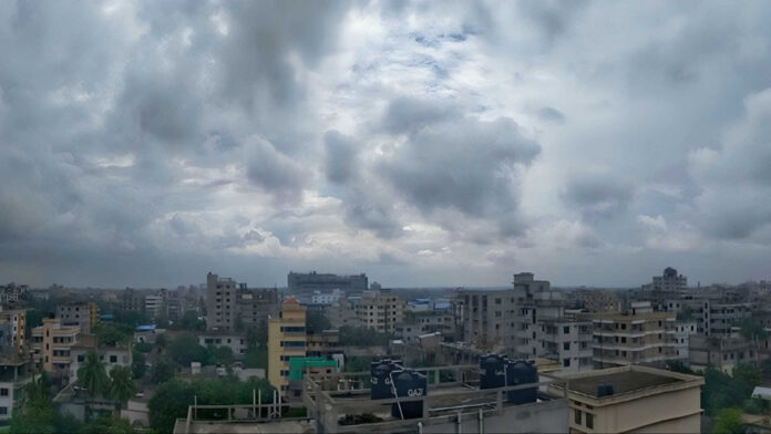 ঢাকার মেঘলা আকাশ ও গরম আবহাওয়া