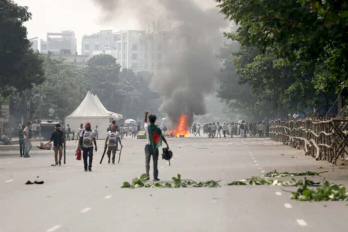 জুলাই যোদ্ধাদের সরিয়ে দিল পুলিশ