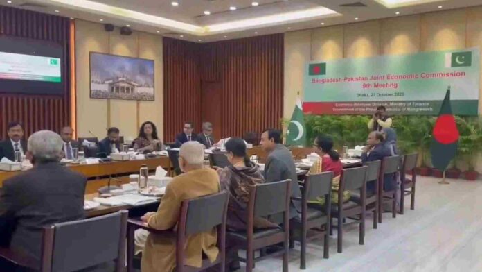 বাংলাদেশ ও পাকিস্তানের যৌথ অর্থনৈতিক কমিশনের নবম বৈঠকে দুই দেশের প্রতিনিধি দল আলোচনায় অংশ নিচ্ছেন।