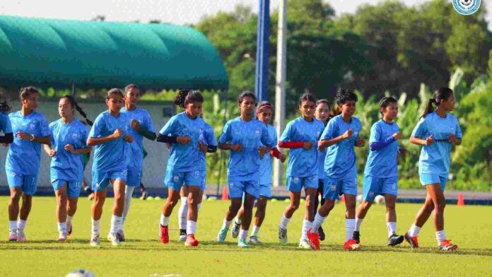 বাংলাদেশ নারী ফুটবল দল থাইল্যান্ডের বিপক্ষে দ্বিতীয় ফিফা প্রীতি ম্যাচের আগে অনুশীলনে ব্যস্ত।