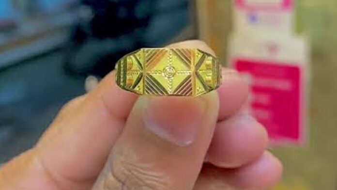 জামাইকে স্বর্ণের আংটি উপহার